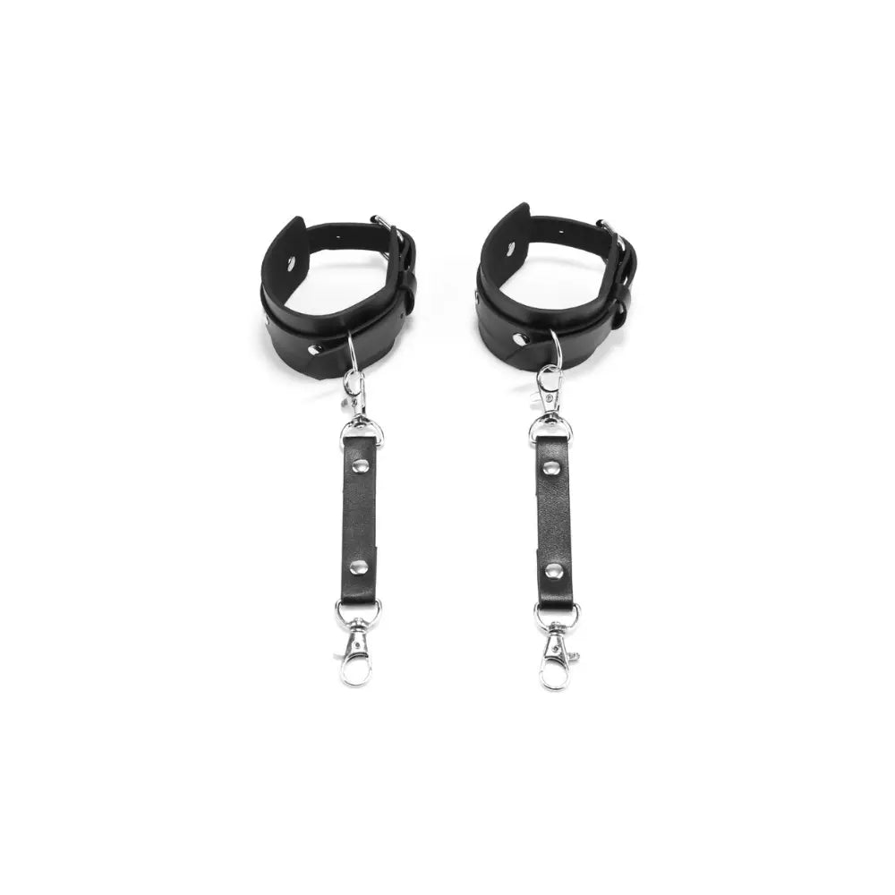 arnés de muslos - cuerina - moñitos - argollas metálicas - muñequeras - sumisión - dominación - jockstrap - levanta glúteos - amarras de cinturón - sexshop - dominame